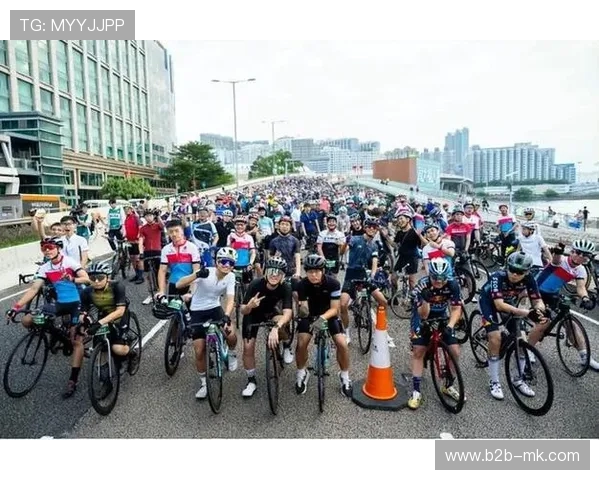 香港单车馆灯光下的轮影,河南女队团体竞速节奏如行云流水 香港单车馆灯光下的轮影,河南女队团体竞速节奏如行云流水
